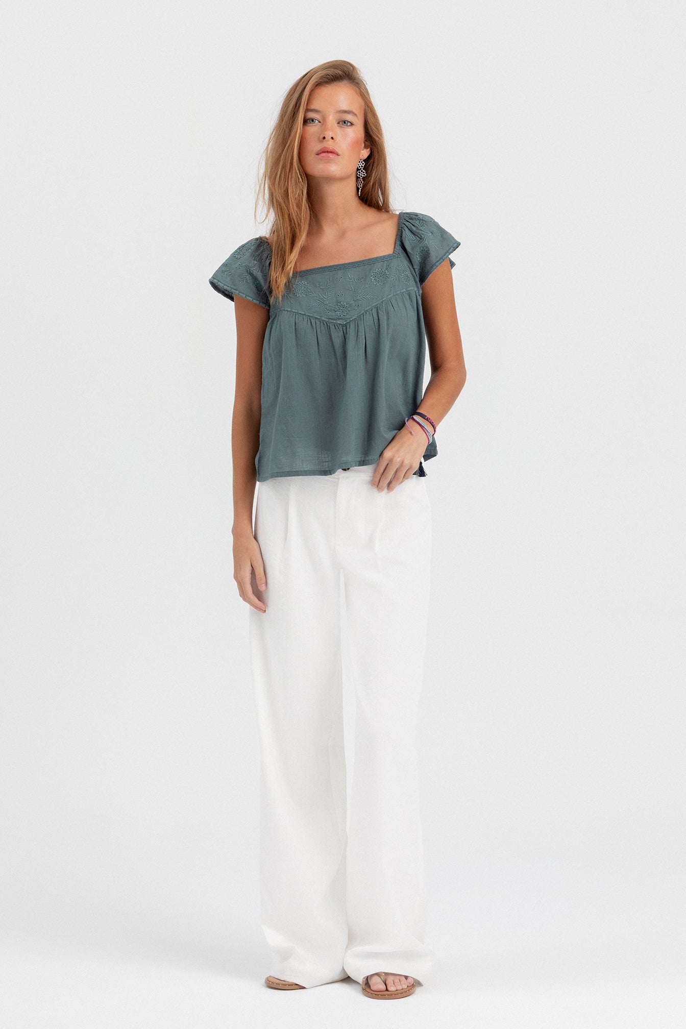 BLUSA FLUIDA DETALLE BORDADO