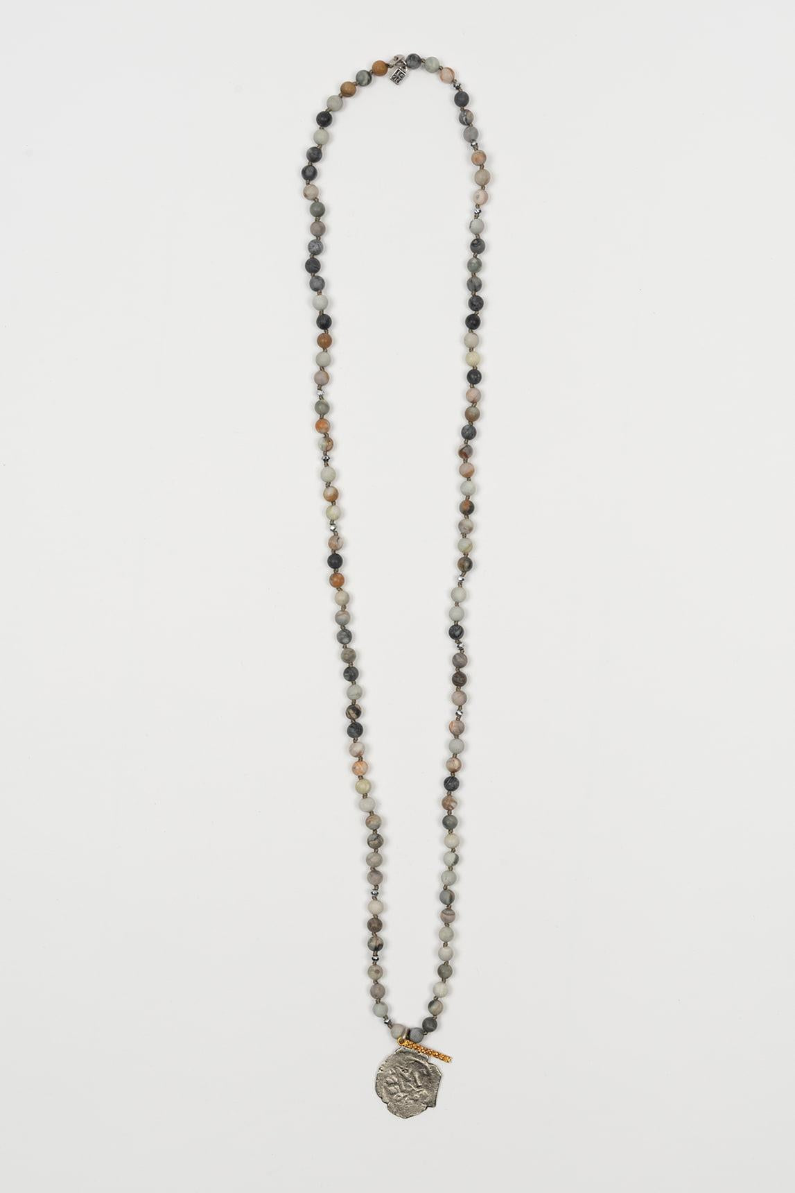 Collar Arvyn gris claro