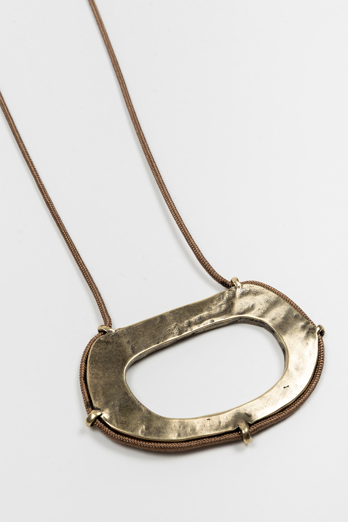 Collar Oria latón