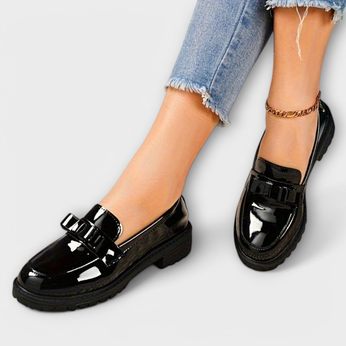 Alba - Mocasines Femeninos Negros en Charol con Lazo
