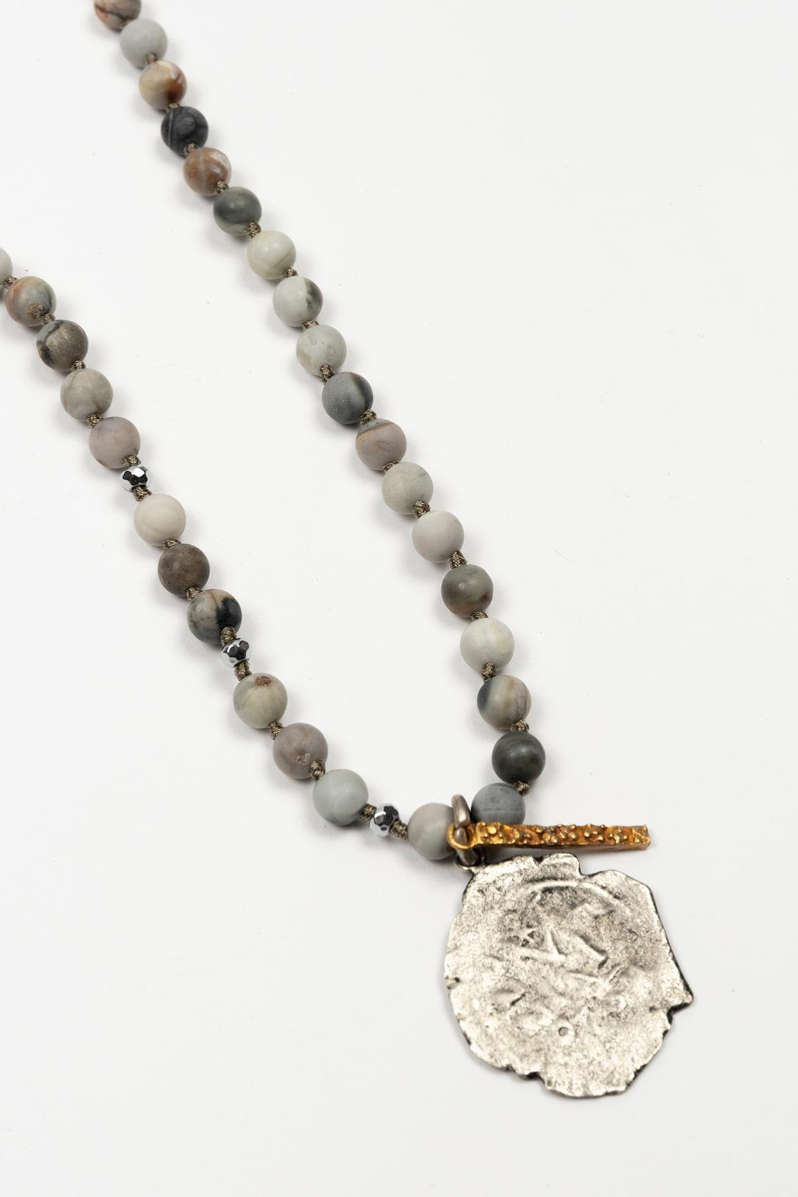 Collar Arvyn gris claro
