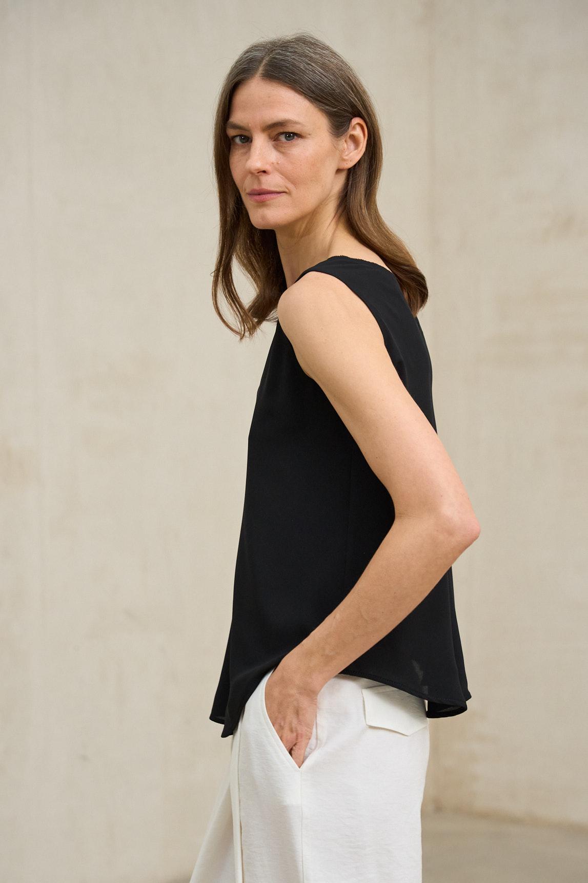Top Inès negro