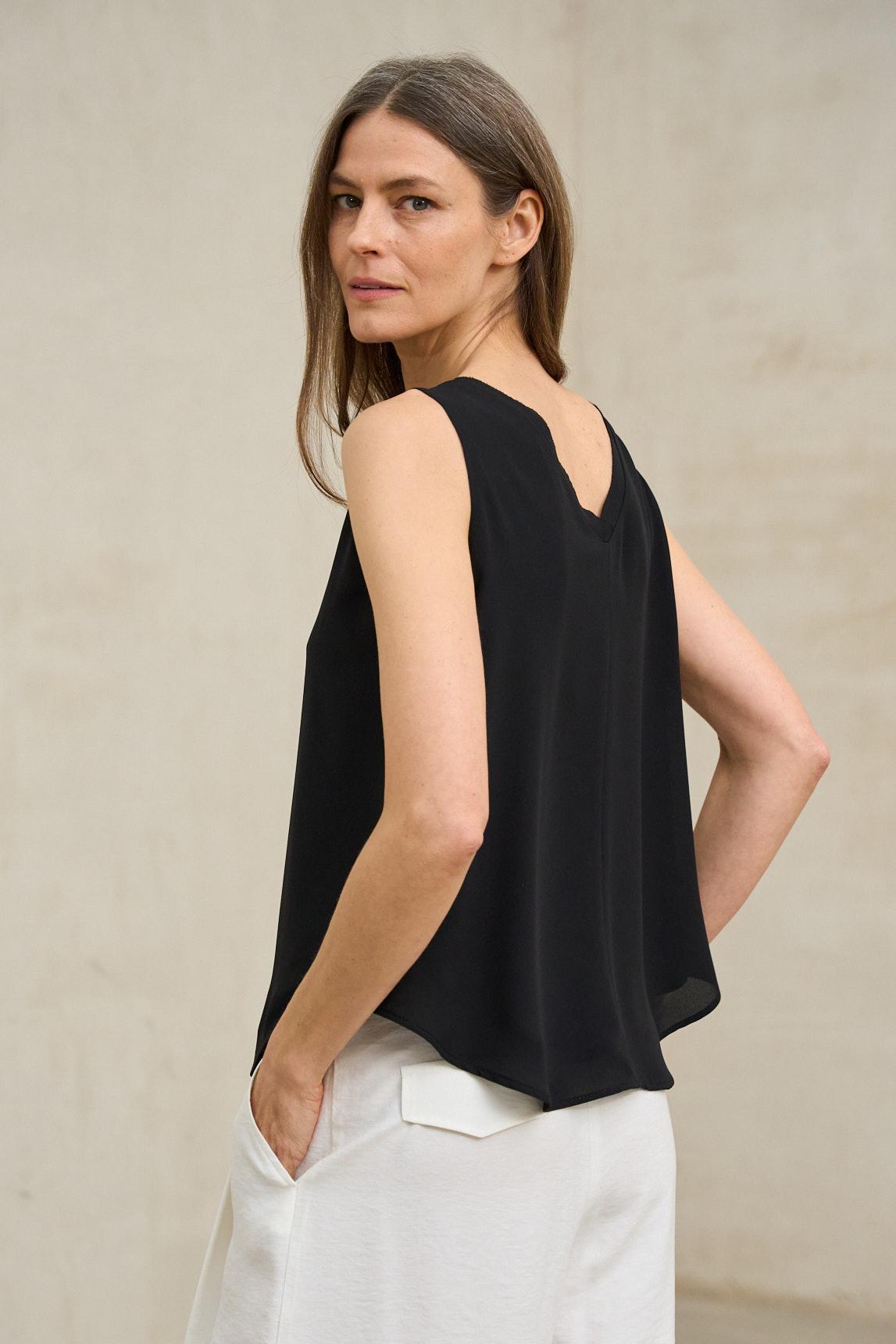 Top Inès negro