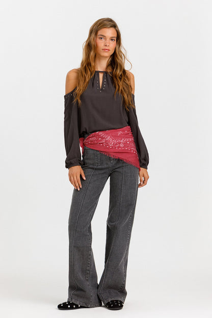BLUSA ABERTURAS TACHAS