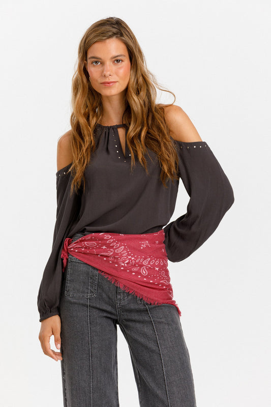 BLUSA ABERTURAS TACHAS
