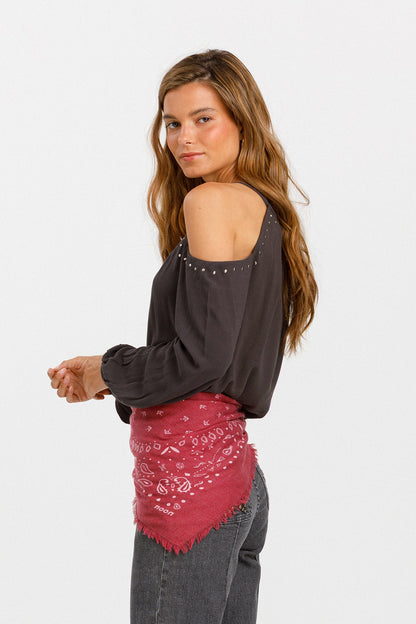 BLUSA ABERTURAS TACHAS