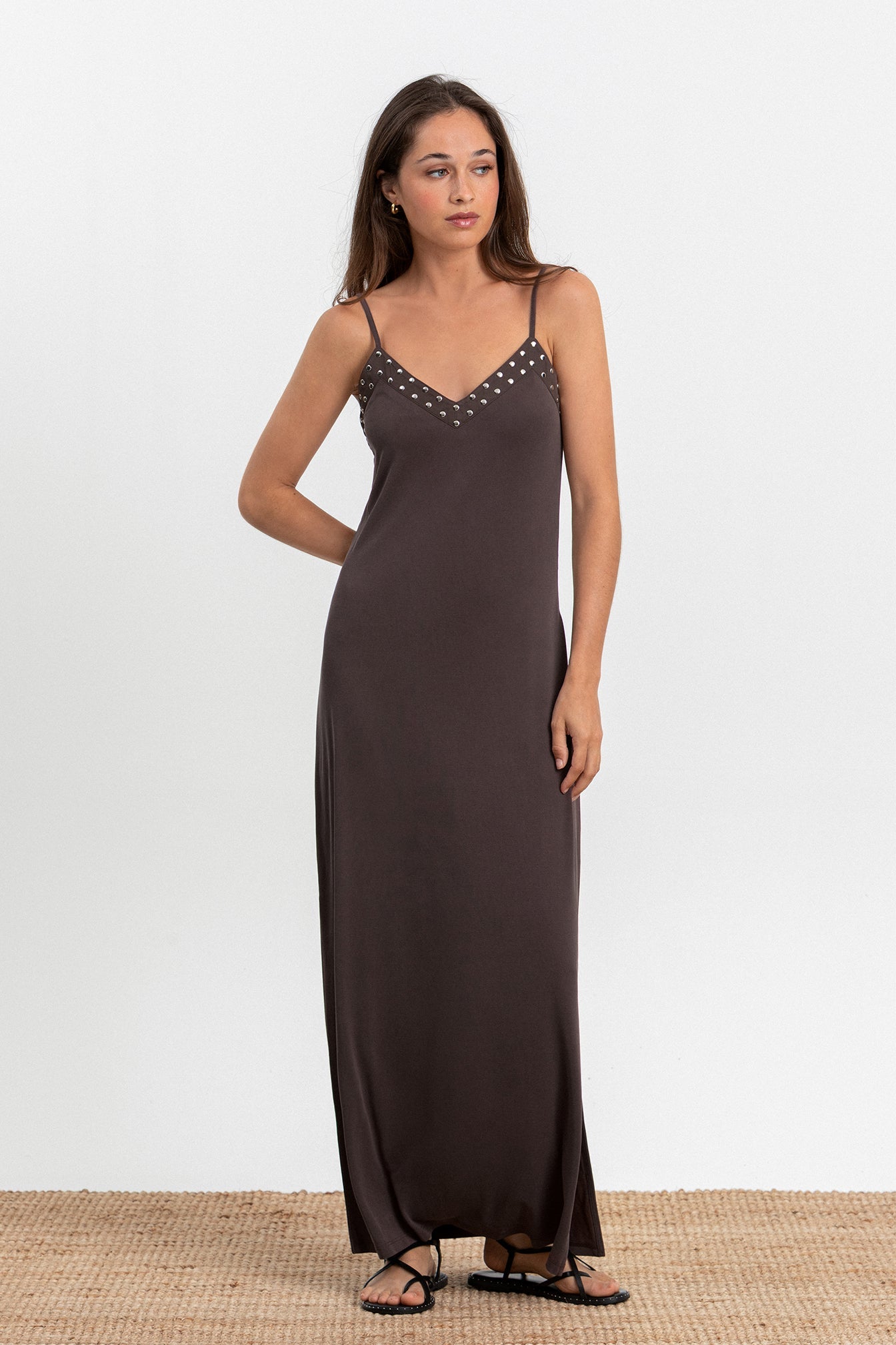 VESTIDO MODAL TACHAS ESCOTE