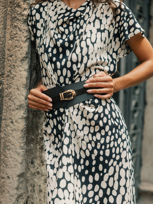 Vestido midi drapeado lunares blanco y negro