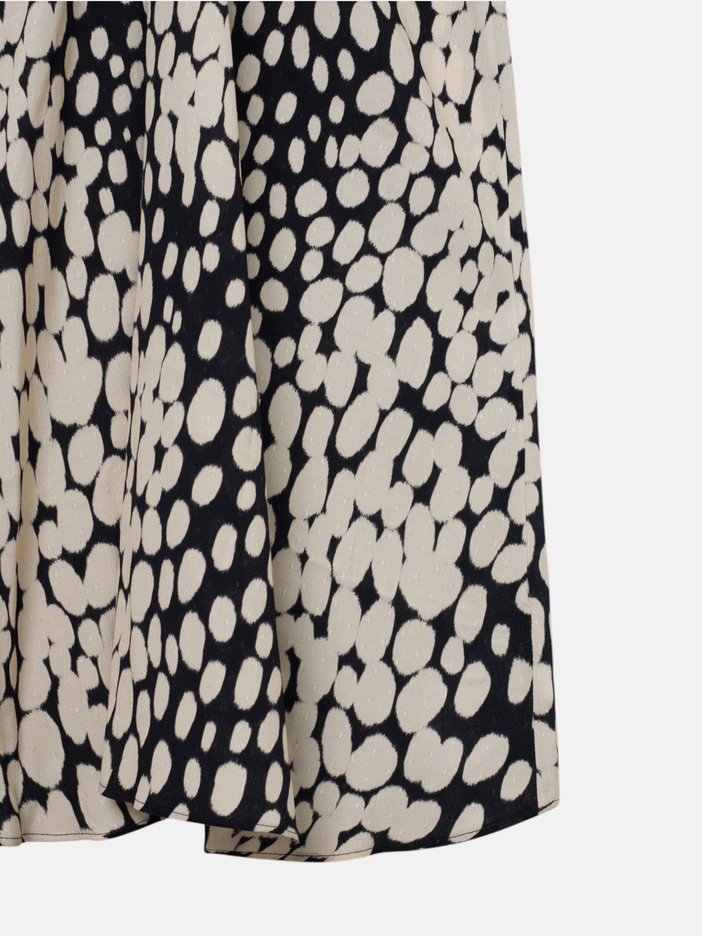Vestido midi drapeado lunares blanco y negro
