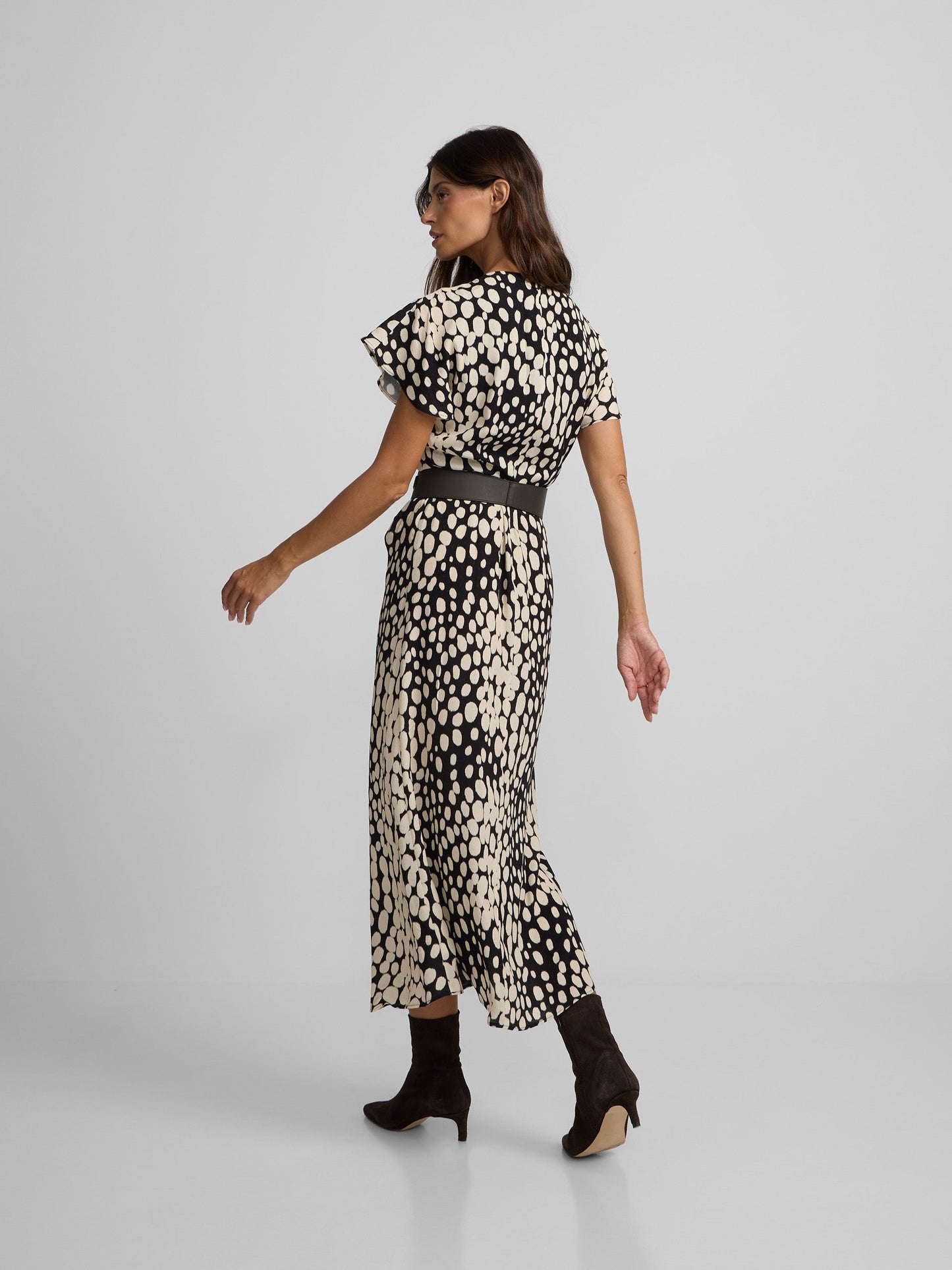 Vestido midi drapeado lunares blanco y negro