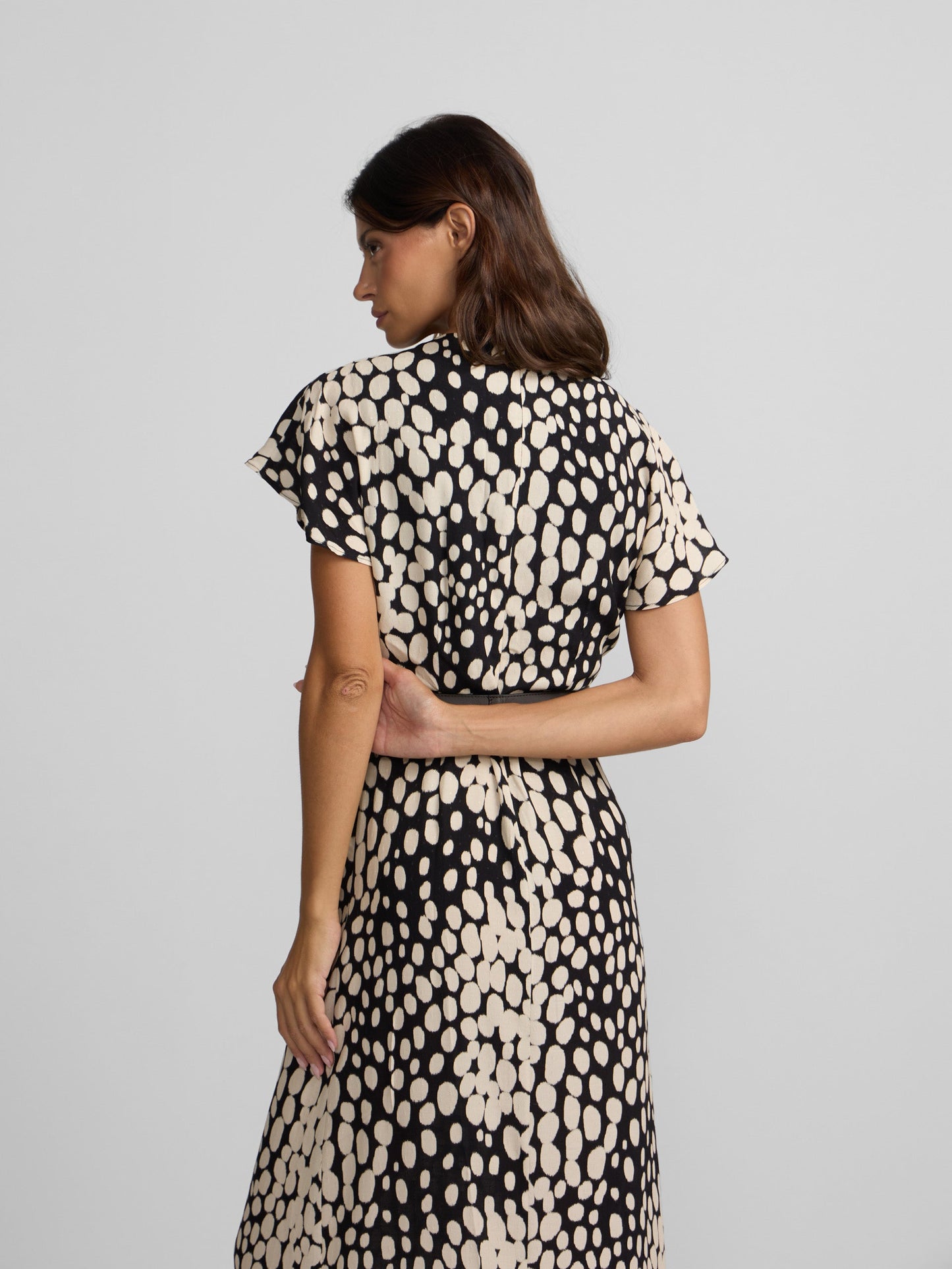 Vestido midi drapeado lunares blanco y negro
