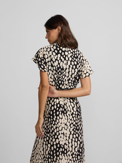 Vestido midi drapeado lunares blanco y negro