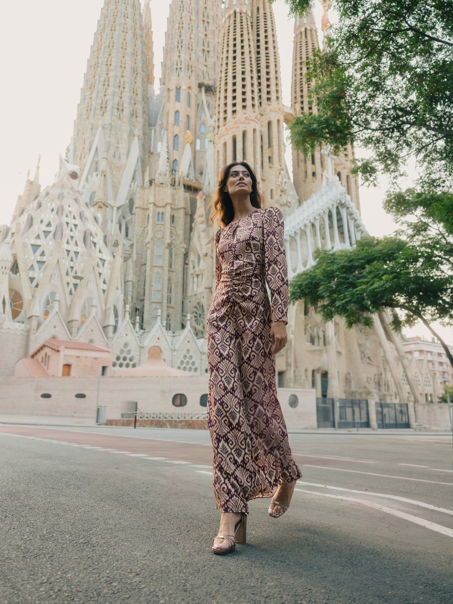 Vestido largo drapeado estampado ikat granate
