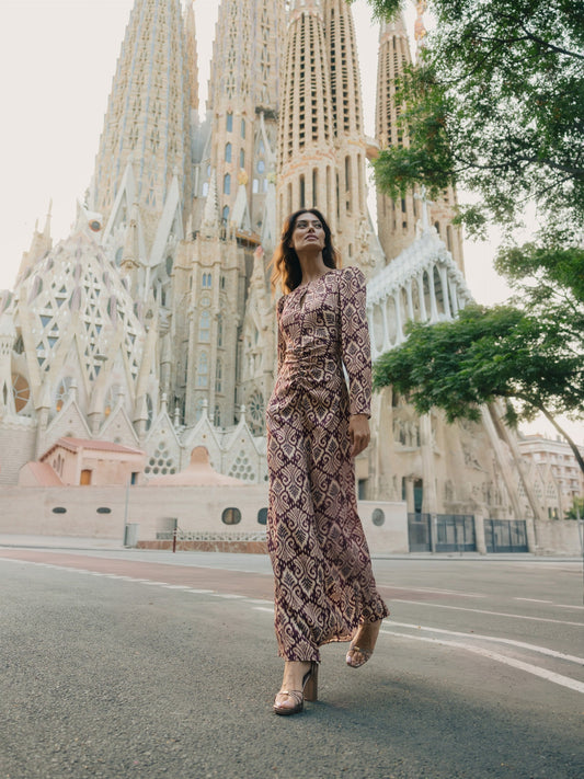 Vestido largo drapeado estampado ikat granate