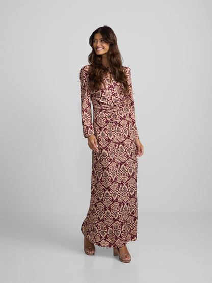 Vestido largo drapeado estampado ikat granate