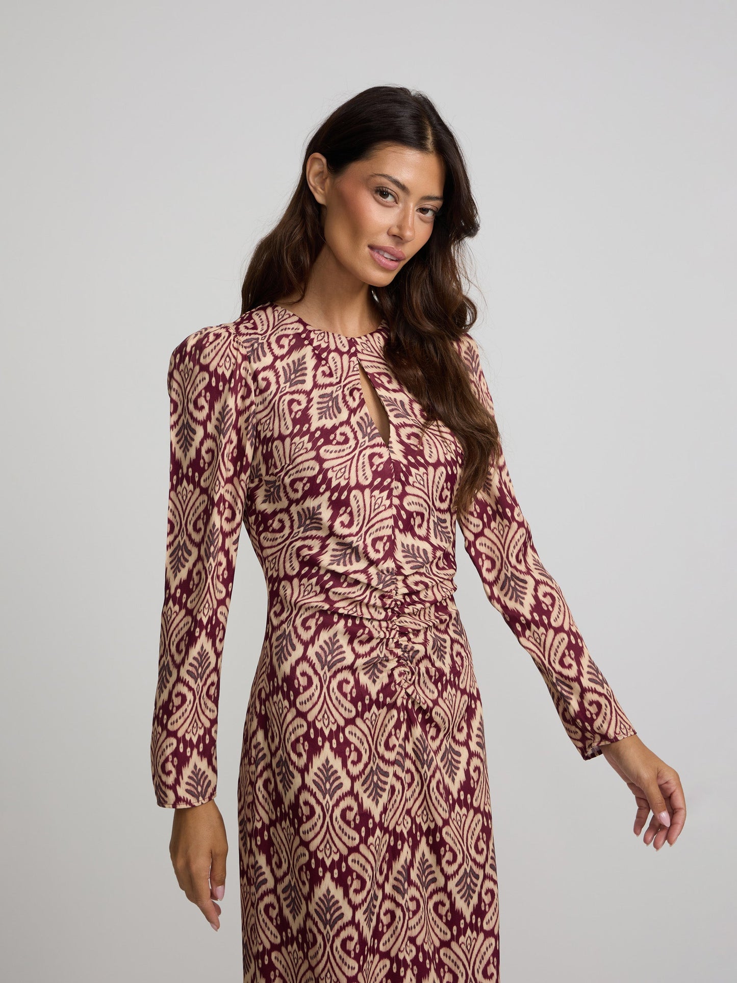 Vestido largo drapeado estampado ikat granate