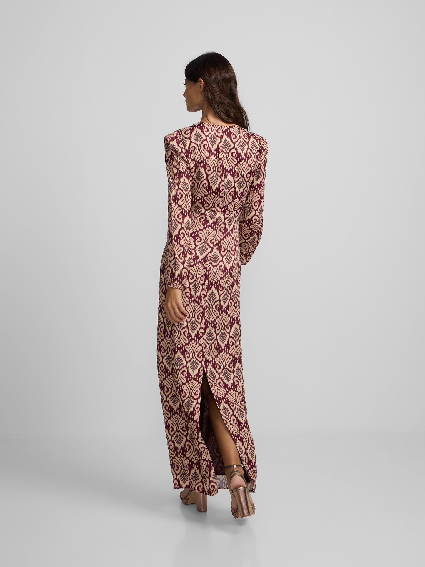 Vestido largo drapeado estampado ikat granate