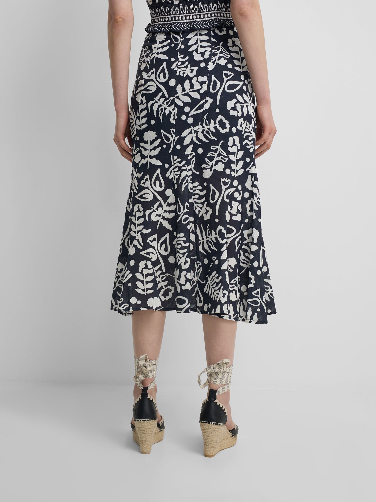 Falda fluida volantes estampado marino