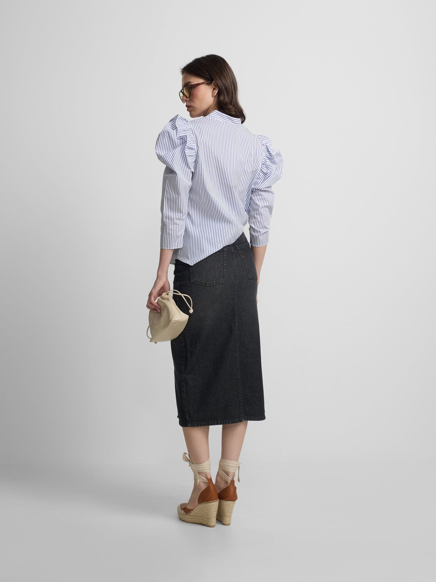 Falda midi recta hebilla denim gris