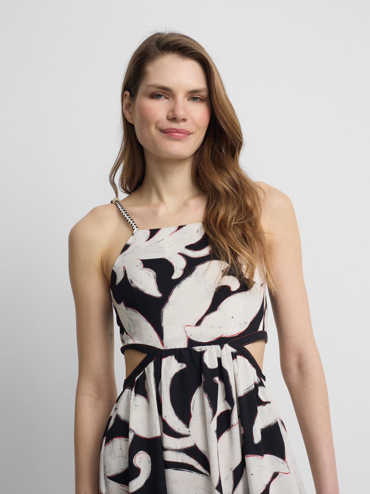 Vestido cut out estampado flores negro