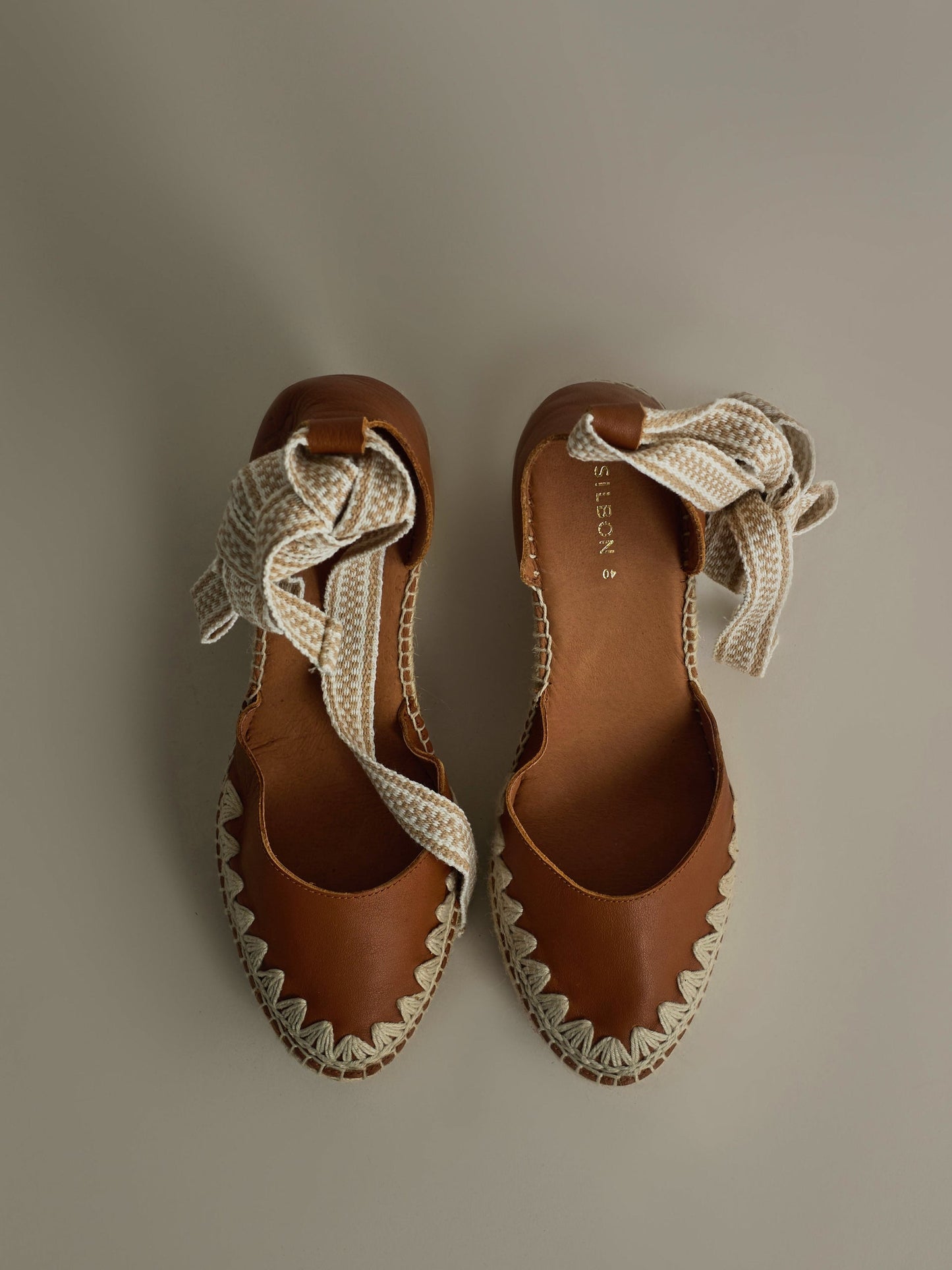 Cuña piel detalles rafia camel