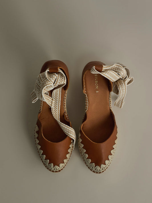Cuña piel detalles rafia camel