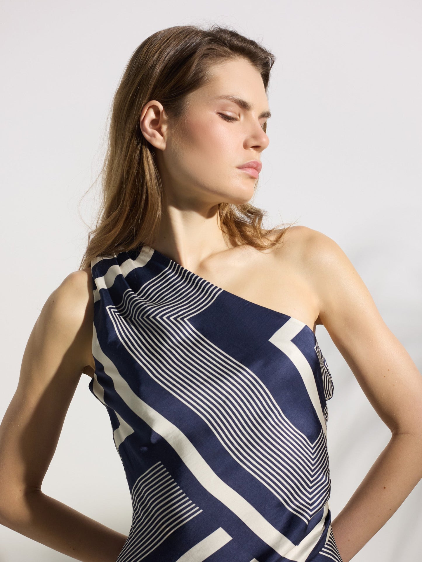 Vestido midi unique asimetrico estampado azul