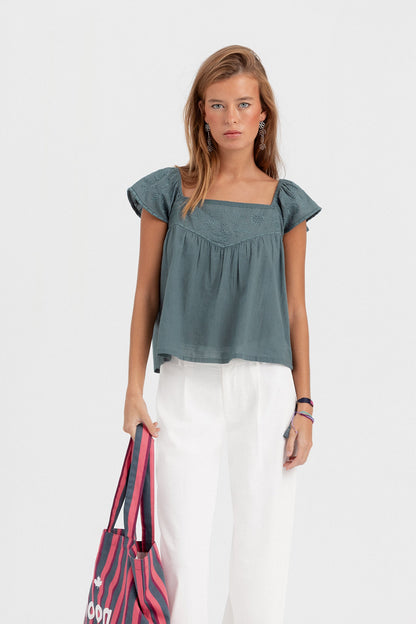 BLUSA FLUIDA DETALLE BORDADO