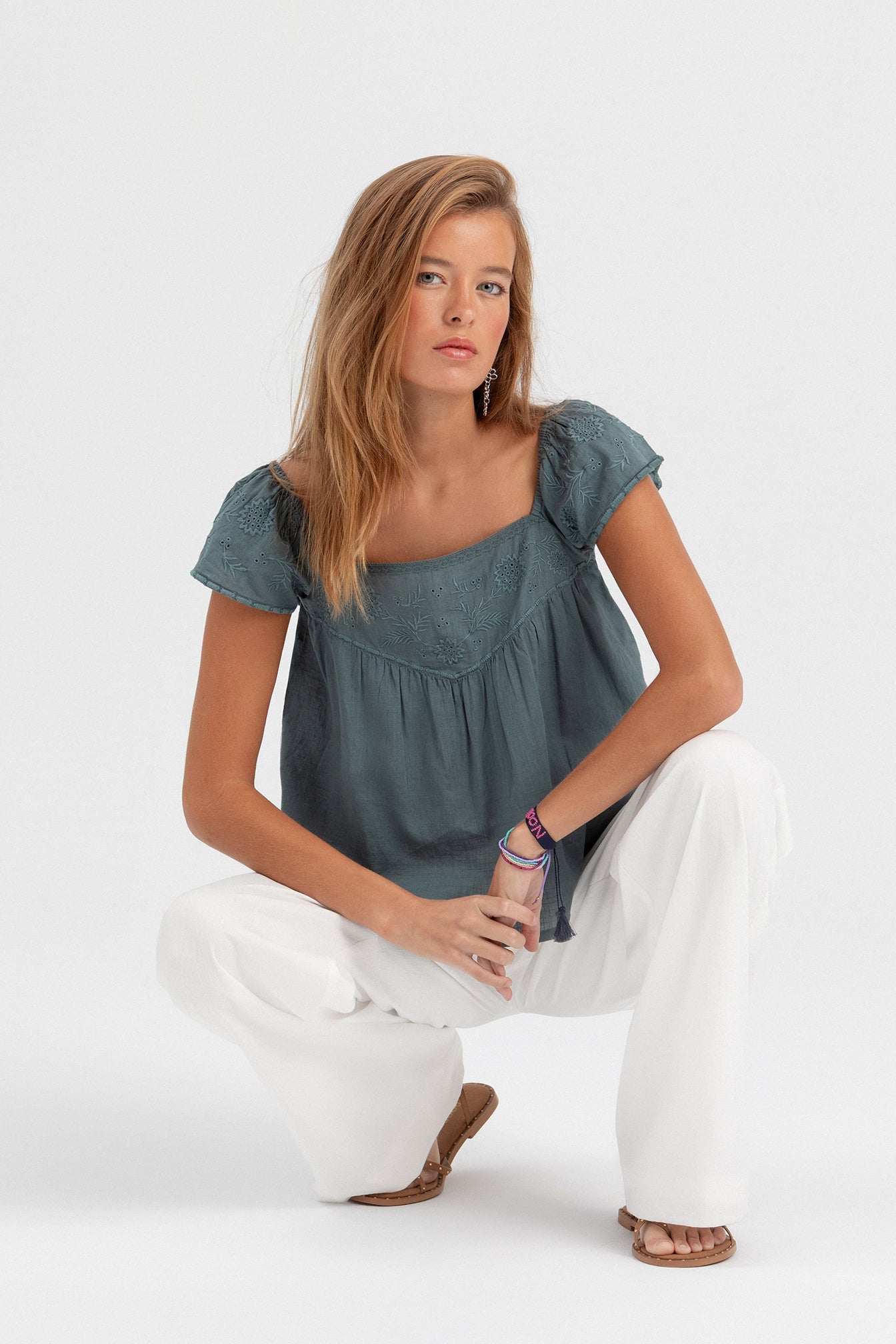 BLUSA FLUIDA DETALLE BORDADO