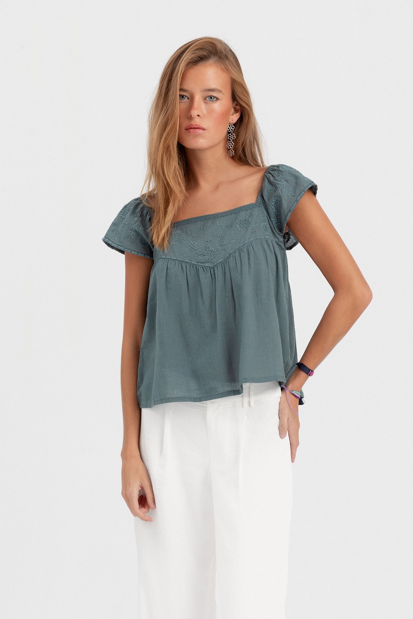 BLUSA FLUIDA DETALLE BORDADO