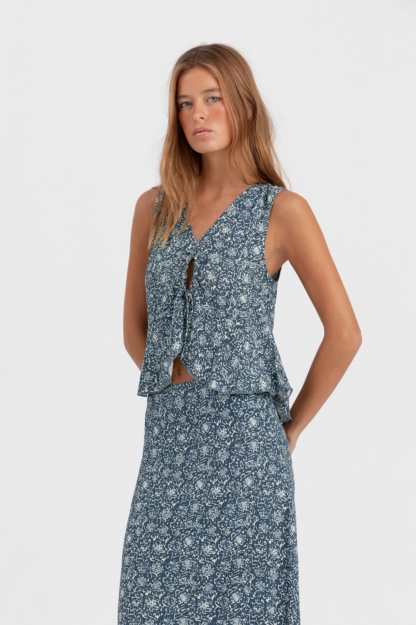 FALDA MIDI BAJO VOLANTE