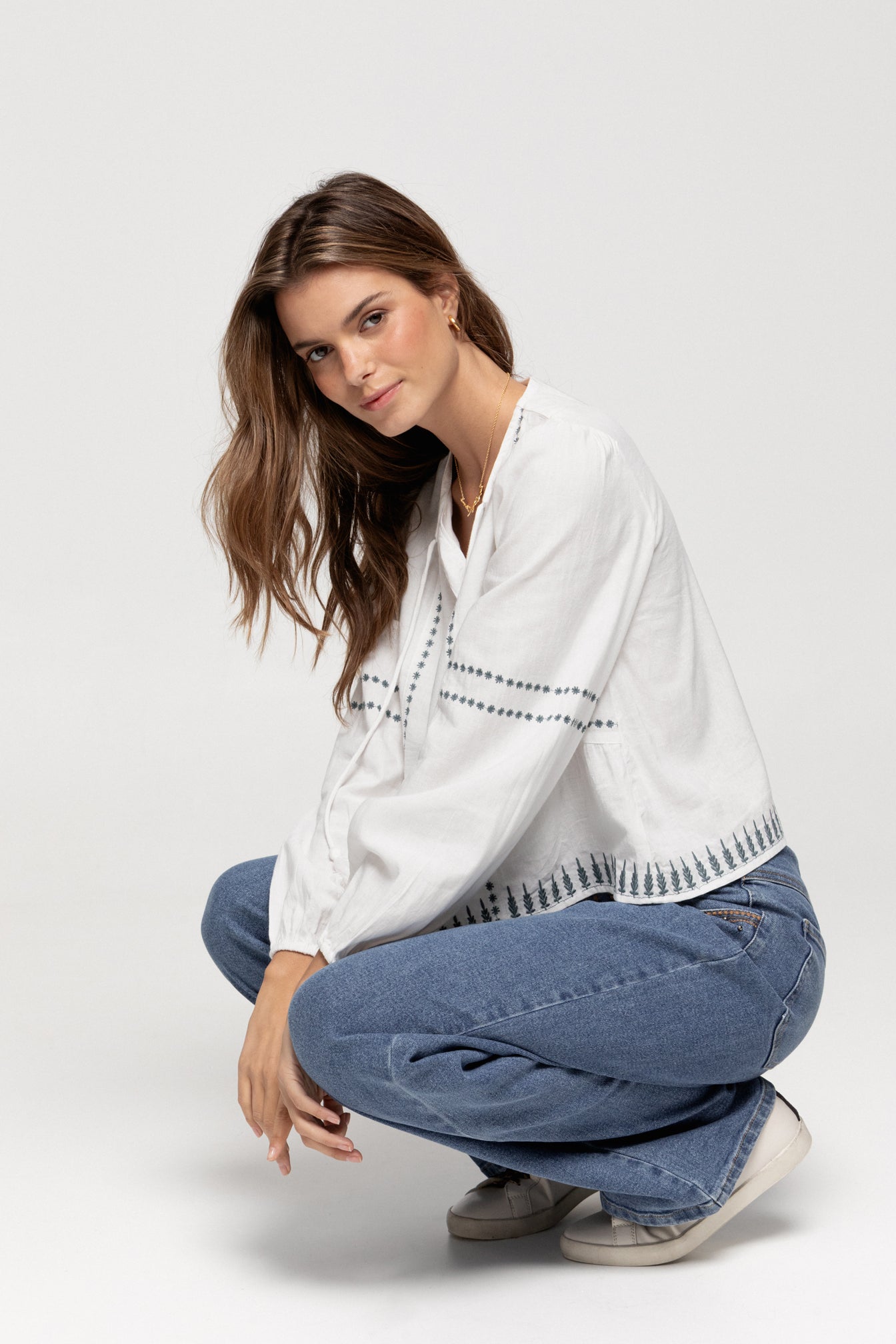 BLUSA BORDADOS CONTRASTE