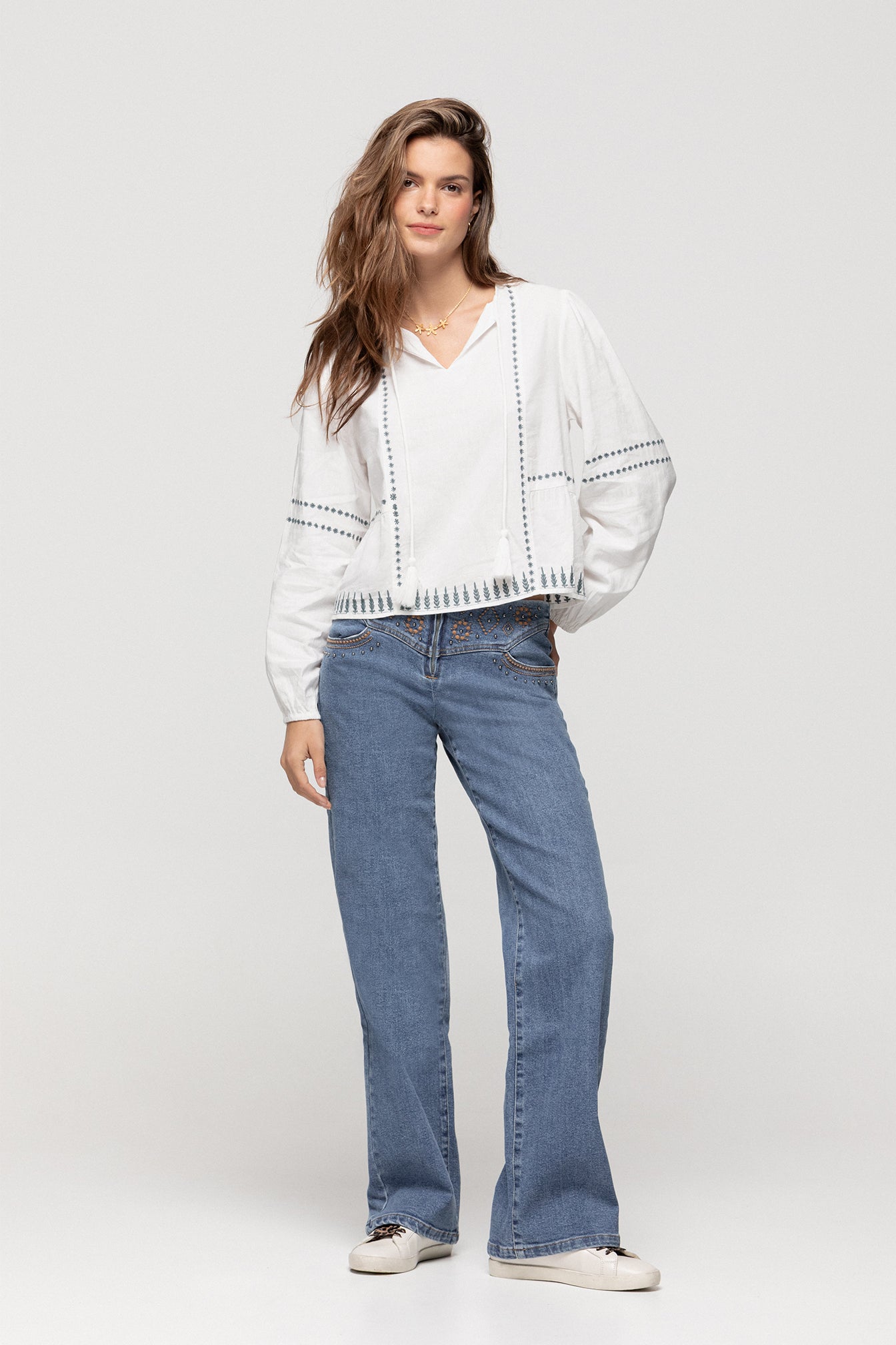 BLUSA BORDADOS CONTRASTE
