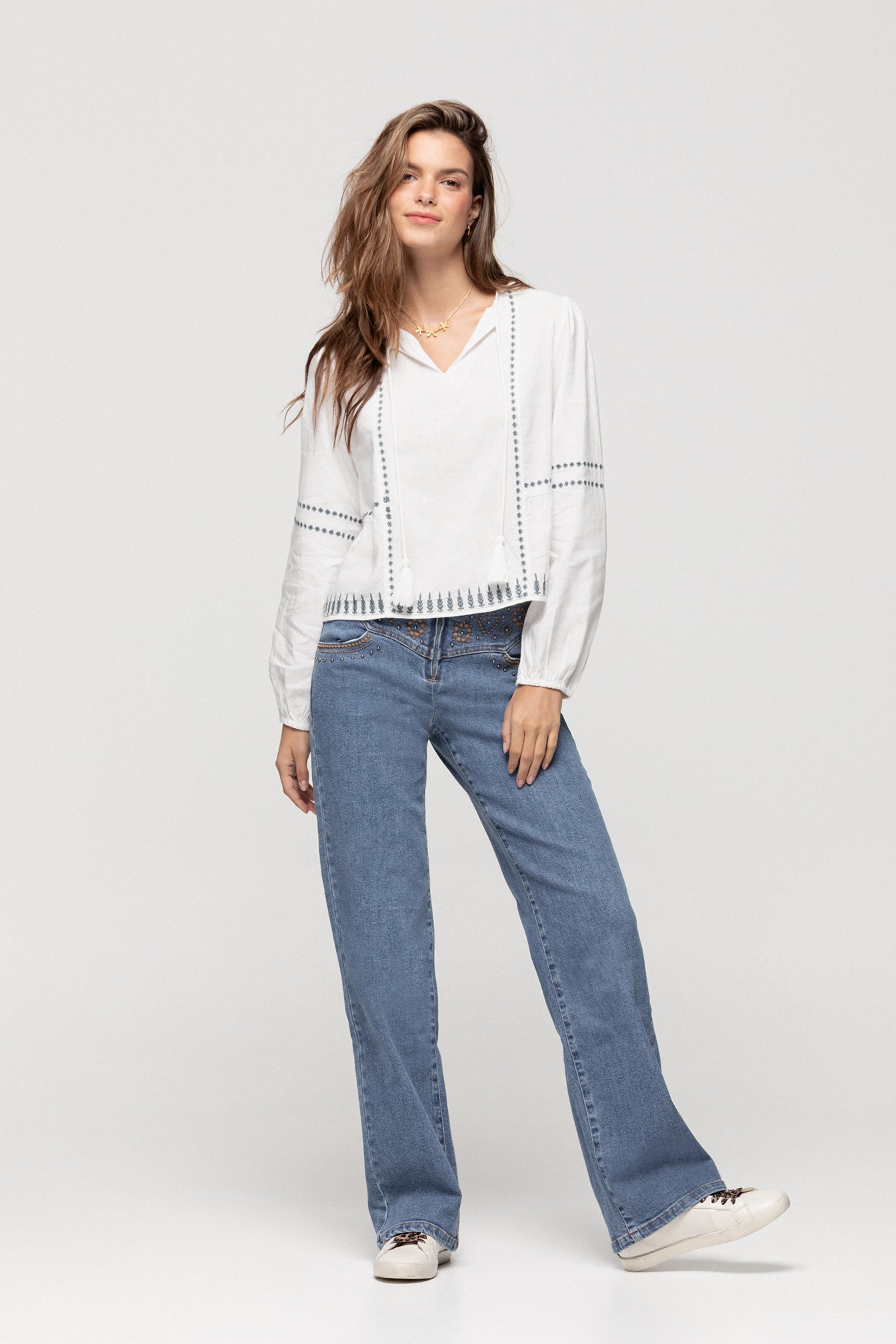 BLUSA BORDADOS CONTRASTE