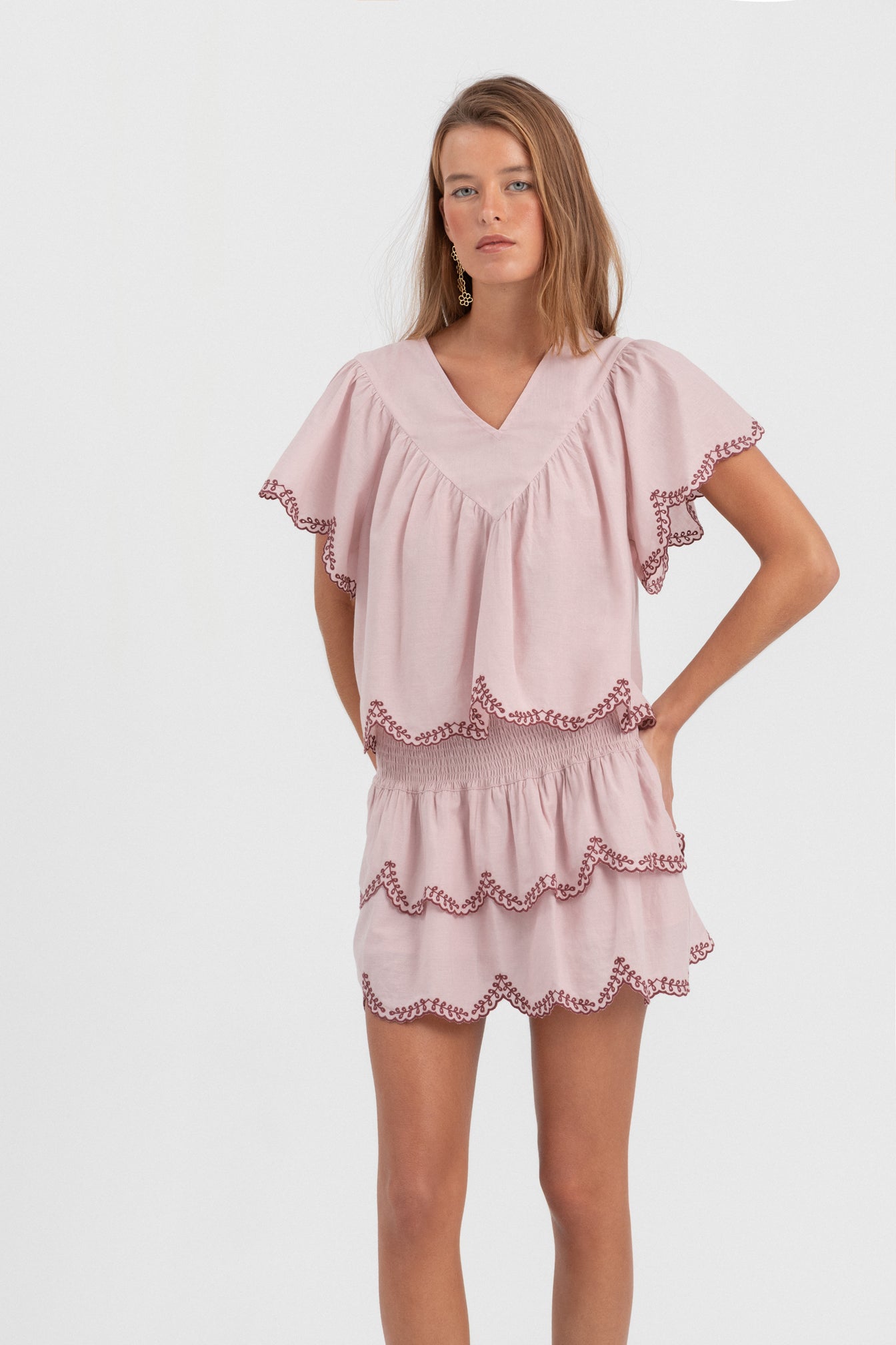 BLUSA FLUIDA BAJO BORDADO